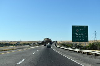 The first guide sign for Washington Route 14 (Exit 131) west on I-82/U.S. 395 north appears in Oregon. SR 14 travels 180.68 miles west from I-82 at Plymouth to Vancouver.
