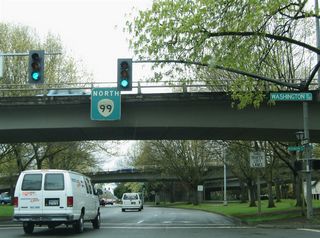 A button copy sign for OR 99 south was previously affixed to the Washington Street flyover for I-105/OR 126 east.