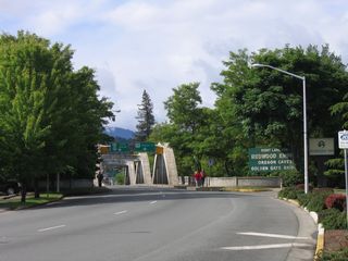 OR 99 (6th Street) reduces to two southbound lanes ahead of the Caveman Bridge crossing the Rogue River.