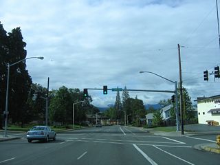 6th Street shifts southwest beyond the signalized intersection with Evelyn Avenue.