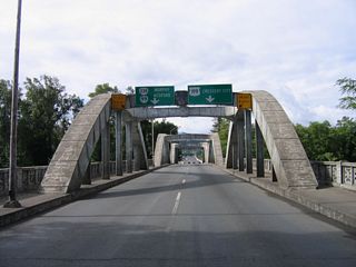 Beyond the south end of the Caveman Bridge, OR 99 separates with SW 6th Street for Rogue River Highway ahead of U.S. 199 (Redwood Highway) and OR 238 (Williams Highway).
