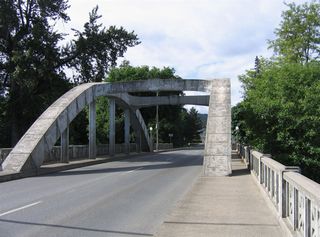 The third and final arch of the Caveman Bridge along OR 99 southbound.