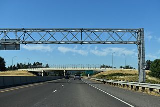 The lone confirming marker for Oregon Route 132 south appears between OR 569 (Beltline Highway) and the parclo interchange with Goodpasture Island Road.