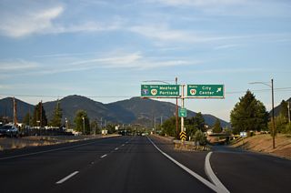 A high-speed ramp links U.S. 199 northbound with OR 99 north along 7th Street to Downtown Grants Pass.