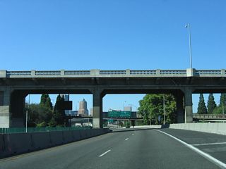 Traveling beneath U.S. 26 and the Ross Island Bridge, I-405 initially follows S Harbor Drive. Harbor Drive connected to the Portland city center until 1974 when the expressway permanently closed north of Market Street (Harbor Drive, 2025).
