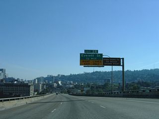 Exit 2 B is a half diamond interchange with parallel NW 16th and 15th Avenues ahead of Glisan and Everett Streets. Exit 2 B serves interests to the Oregon History Center and Portland Art Museum.