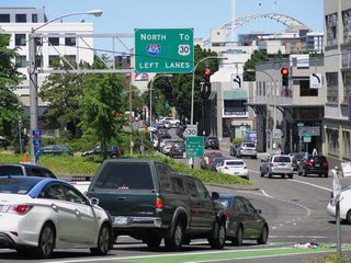 SW 14th Avenue spans Interstate 405 ahead of Burnside Street, where an access road branches westward to the entrance ramp at Couch Street.