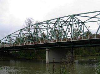 Looking again at the Coburg Road span over the Willamette River from the suspension bridge end. The city of Eugene places small guide signs along the pedestrian / bicycle paths to guide users to points of interest.