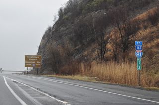 I-84/380 parallel Roaring Brook and a Delaware-Lackawanna Railroad line through a gap in the Moosic Mountains to Tigue Street (Exit 1) and the exchange with I-81/U.S. 6.