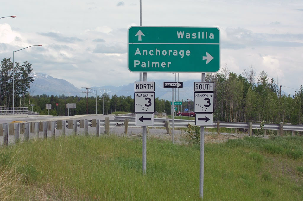 Northbound Trunk Road approaches its junction with Alaska 3. Turn right to connect to Alaska 1 en route to Anchorage and Palmer; turn left to follow Alaska 3 west to Wasilla.