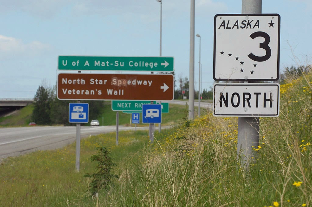 Northbound (westbound) Alaska 3/Parks Highway approaches the Trunk Road interchange east of Wasilla; this is the first interchange on Alaska 3 after splitting from Alaska 1 northeast of Anchorage.