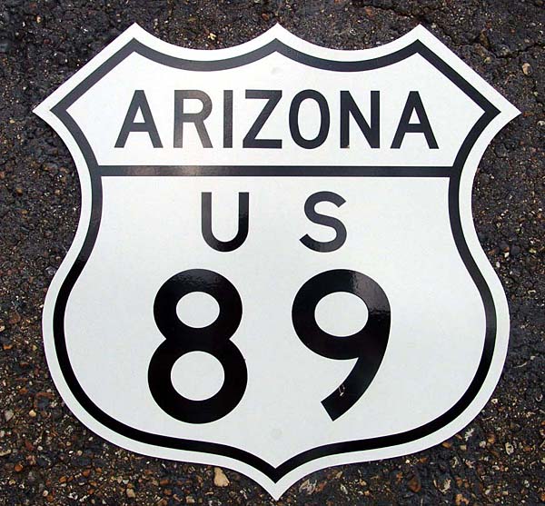Replica of 1950s highway marker.  Arizona never used this style (flat, cutout, round fonts).