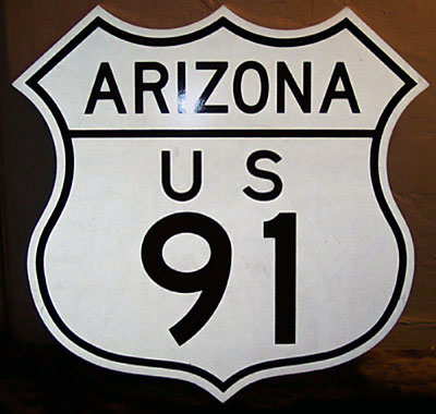 Replica of 1950s highway marker.  Arizona never used this style (flat, cutout, round fonts).