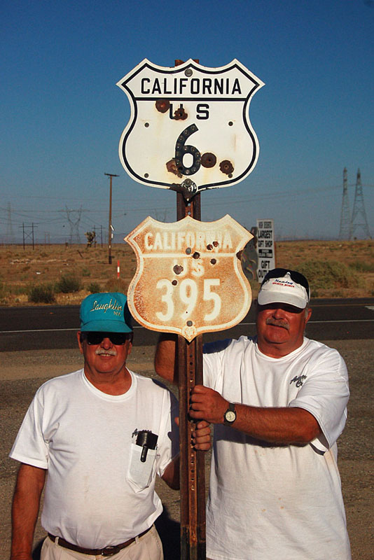 A completely original 6/395 gantry: original shields, original pole - even original dirt! The 6 dates to 1940, the 395 to 1948. In August 1963, when US-6 was decommissioned south of Bishop, this gantry was replaced by a new US-395 sign (no US-6 companion!) and tossed into the ditch, but someone picked the gantry up out of the gutter and preserved it for history, and now 47 years later, here we have it.