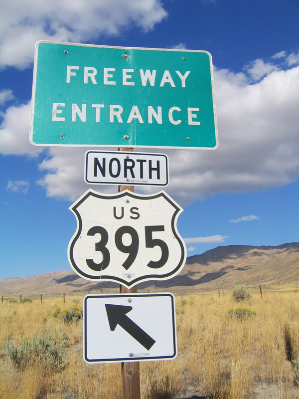 U.S. 395 freeway entrance shield assembly posted at the Exit 8 interchange with California 70.