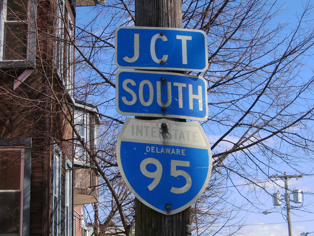 6th Street southbound approaching Van Buren Street in Wilmington. This sign was replaced by 2006.
