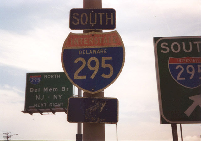 Delaware 9 southbound at the Interstate 295 southbound on-ramp north of New Castle. Shield replaced later in 2000.