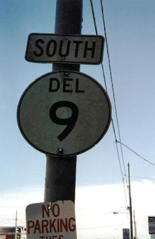Delaware 9 cutout posted along 4th Street between Broom and Franklin Streets in Wilmington. Sign replaced by March 2004.