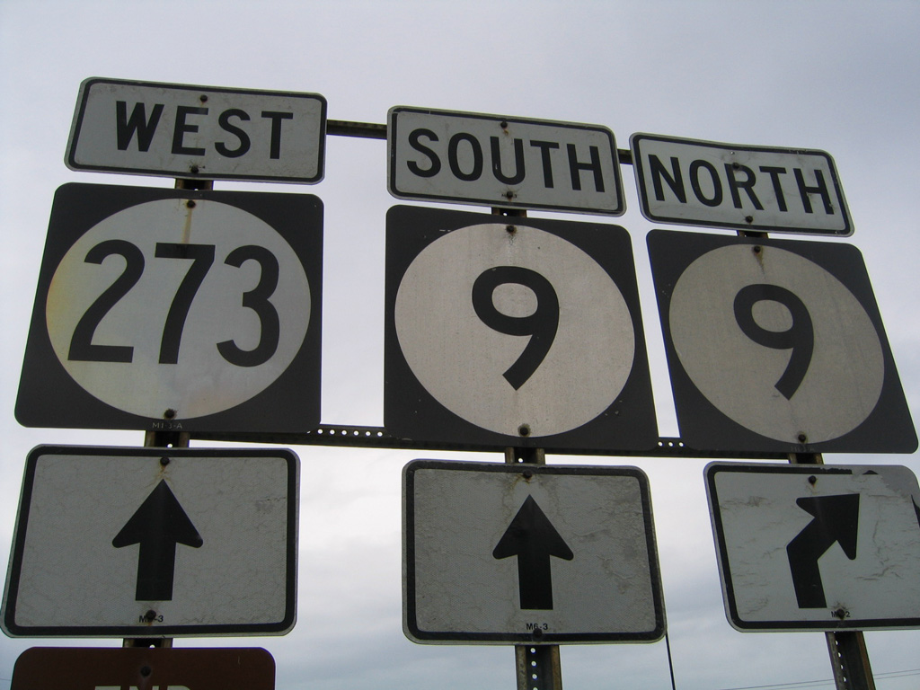 Delaware 9 & 273 shield assembly posted where Chestnut, Ferry Cut-off, and 6th Streets meet in New Castle.