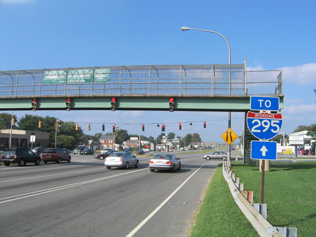 This shield is the replacement for the one displayed in the above  There were only two stand alone trailblazers for Interstate 295 in all of Delaware. The other resides along Cherry Lane westbound at Delaware 9 (New Castle Avenue).