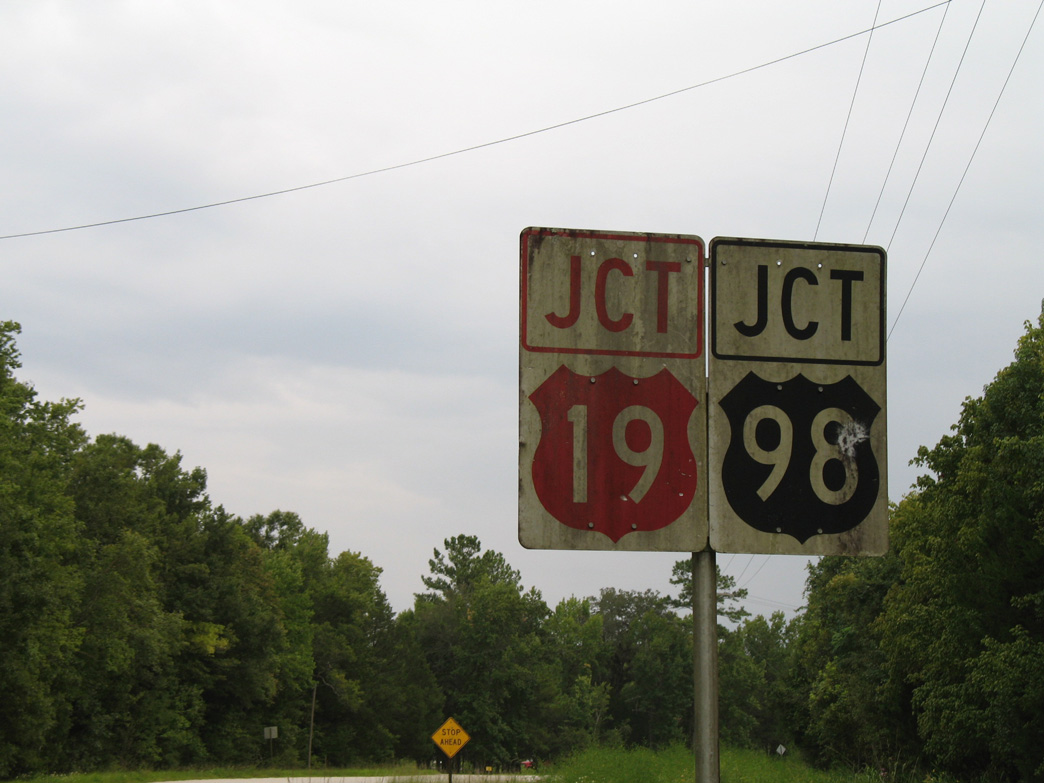 U.S. 19 & 98 shield assembly that was posted along Levy County 326 west at Gulf Hammock. These signs were removed by 2008.