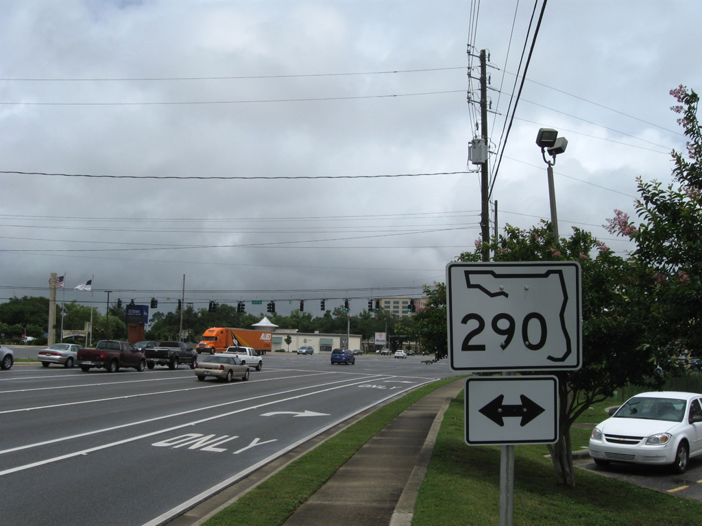 Northbound Florida 291 (Davis Highway) on the approach to the now defunct Florida 290 (Olive Road).