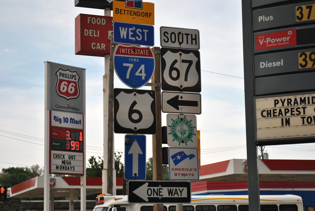 Same trailblazer assembly for westbound I-74/U.S. 6 at U.S. 67 in Davenport five years later.