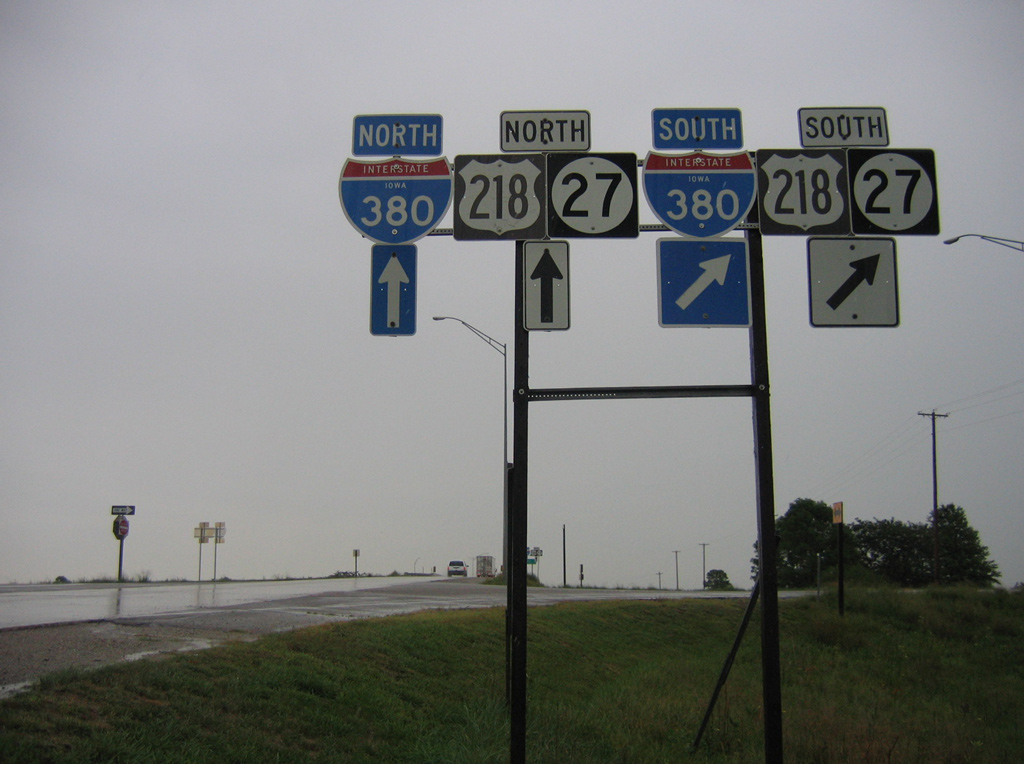 Trailblazer signage for I-380 from County Route F-28 eastbound.