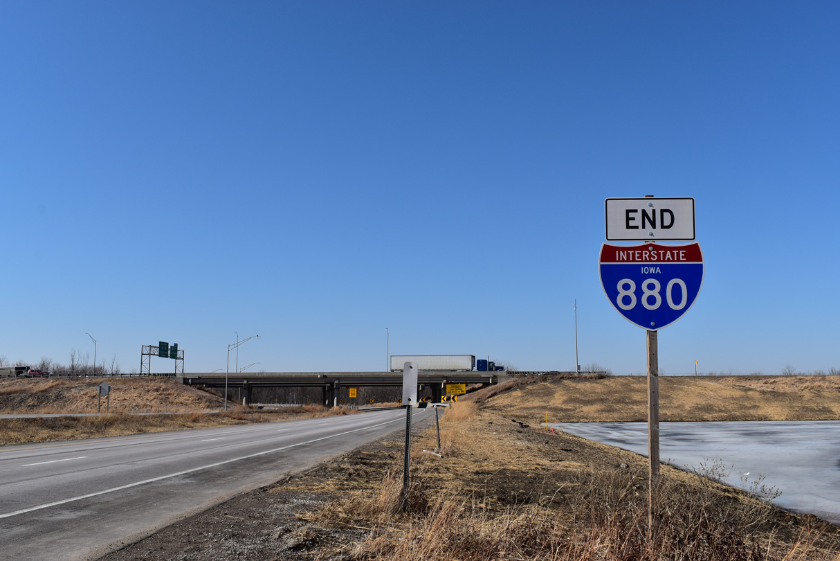 End shield for Interstate 880 west at I-29 near Loveland, Iowa.