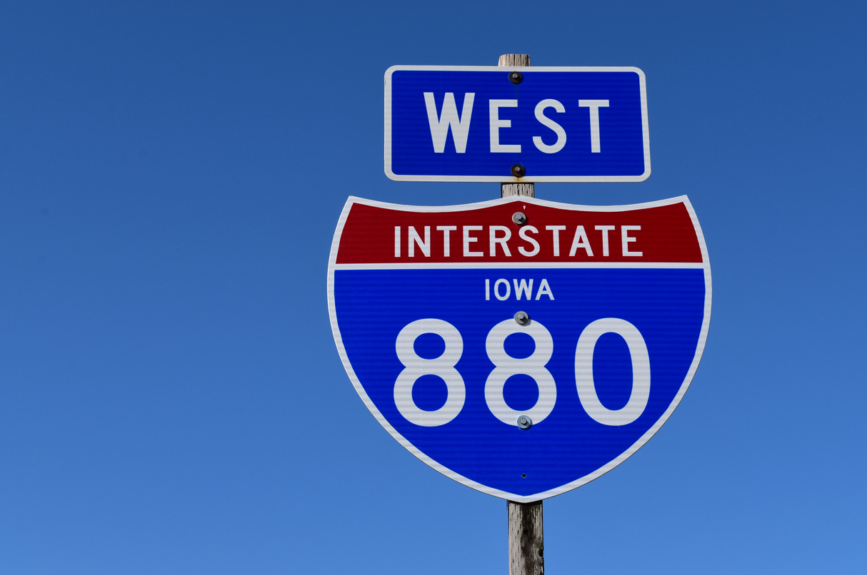 I-880 confirming marker posted west of Exit 15 and north of Neola, Iowa.