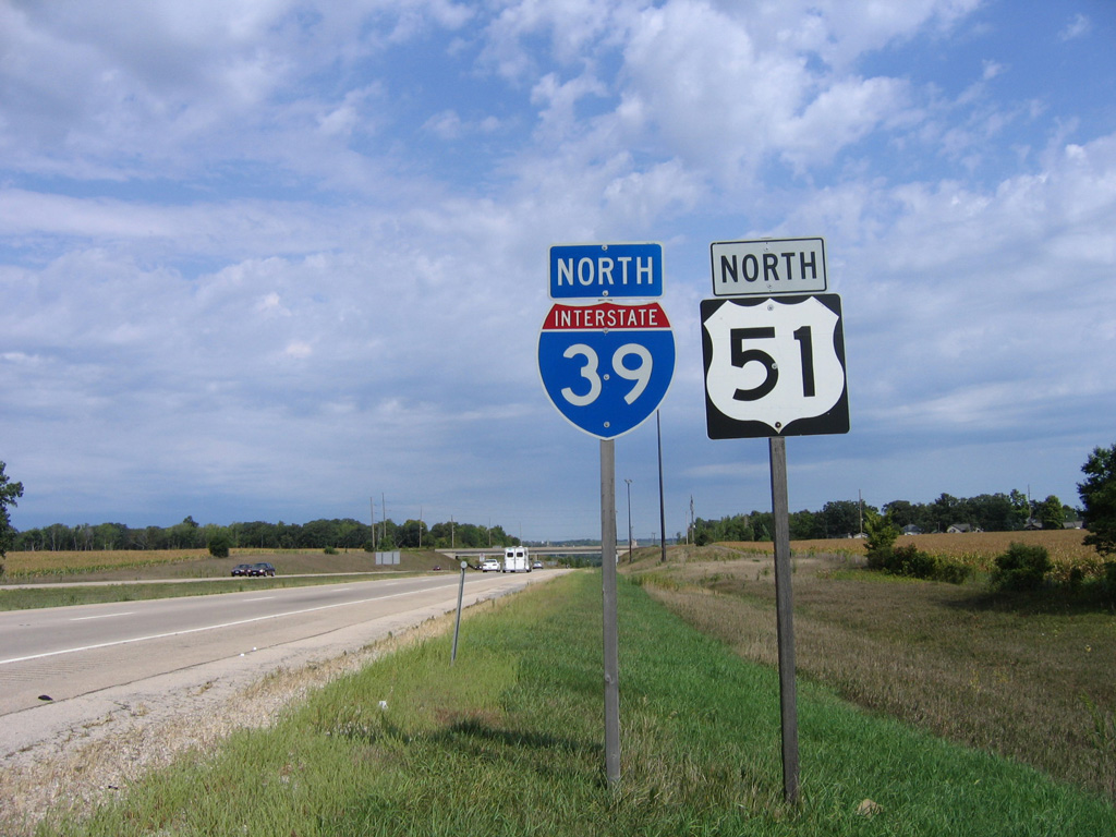 Northbound I-39 and U.S. 51 after Exit 54, Oglesby before Abraham Lincoln Memorial Bridge over Illinois River.