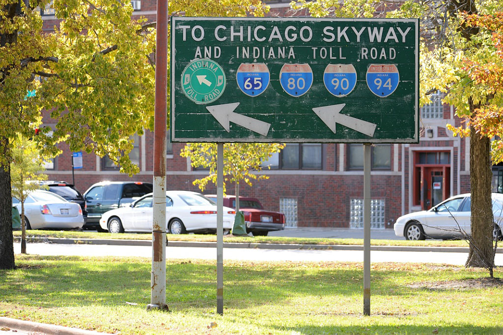 South Cornell Avenue near Stoney Island Boulevard in Chicago, Illinois (yes, Indiana state name shields in Illinois).