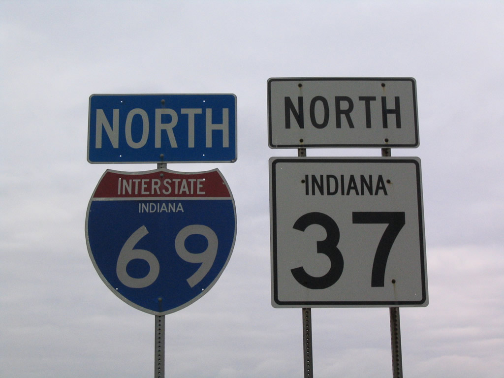 Northbound mainline shield posted after Exit 1; context view of Interstate 69/Indiana 37 shields taken by Jeff Royston (11/20/07). Shield