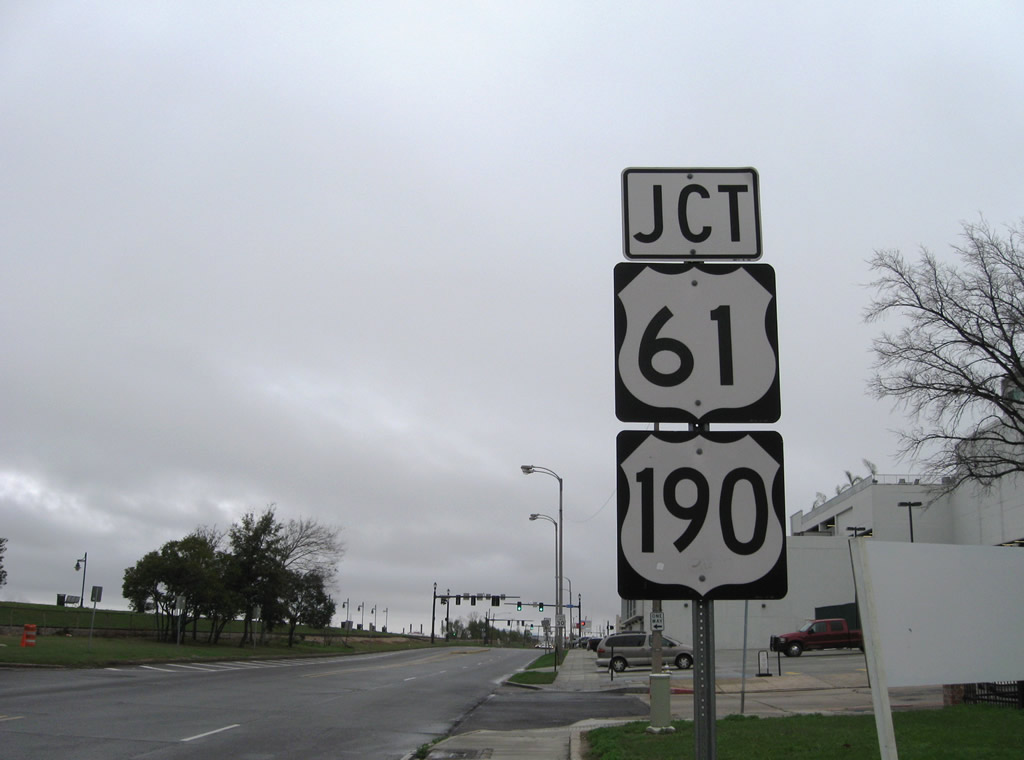 River Road northbound approaching Florida street, where U.S. 61 & 190 Business enter from the east in Baton Rouge.