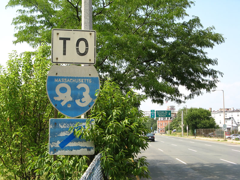 Trailblazer for Interstate 93 on northbound Massachusetts 99.