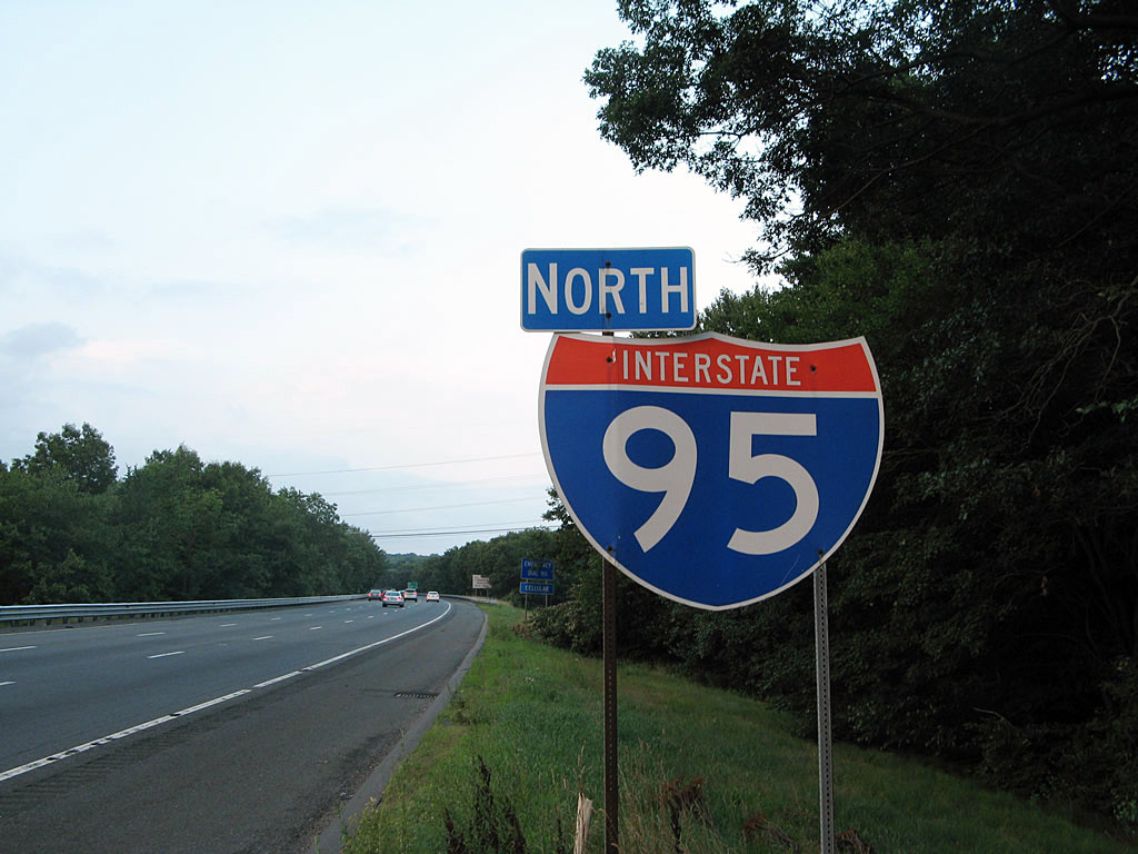 Northbound Interstate 95 reassurance shield found after Exits 2A-B, Junction Massachusetts (U.S.) 1A.