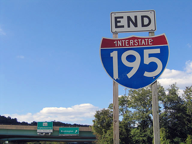 Interstate 195 westbound end shield posted ahead of the Interstate 95 southbound ramp.