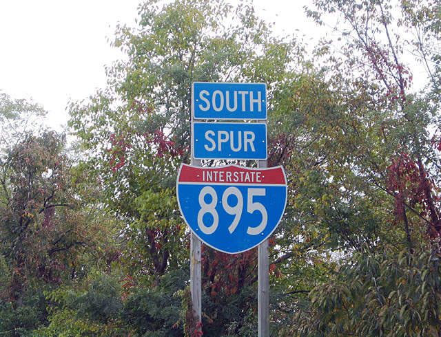 Only Interstate 895 Spur shield posted on the southbound ramp from Interstate 895.