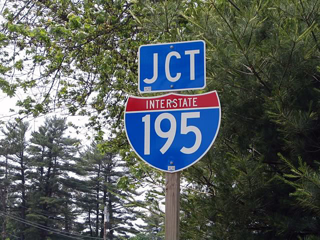 Junction Interstate 195 shield posted along Maine 5 (Ocean Park Road) westbound. All Interstate 195 shields are neutered as of 2005.