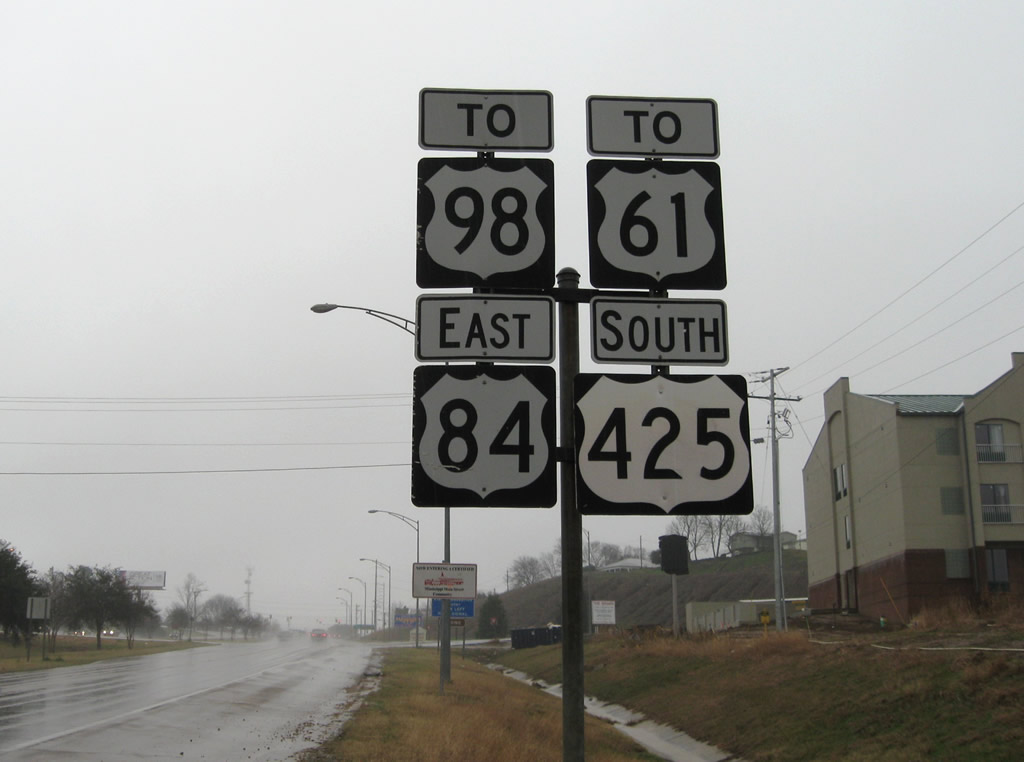 U.S. 84 east & 425 south reassurance assembly posted after the Mississippi River bridge in Natchez.