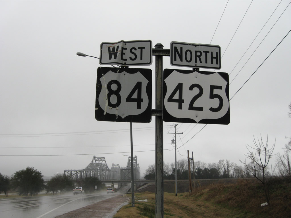 U.S. 84 west & 425 northbound shield assembly posted ahead of the Mississippi River bridge at Natchez.