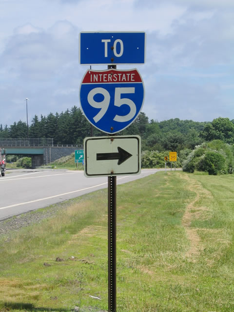 Trailblazer posted on the northbound off-ramp to U.S. 4 west at the U.S. 1 Bypass ramp to the Portsmouth Traffic Circle.