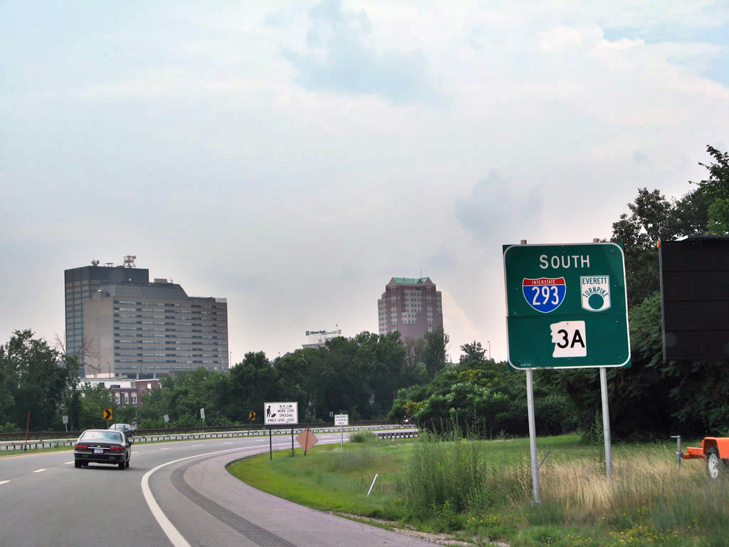Southbound Interstate 293/Everett Turnpike and New Hampshire 3A after Exit 6 (Amoskeag Street/Goffstown Road) in Manchester.