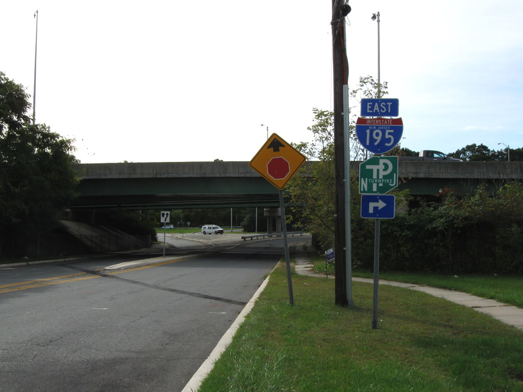 Trailblazer for Interstate 195 eastbound on Mercer County 620 (Arena Drive). A shield for the New Jersey Turnpike is also part of the assembly, but it is misleading as one must first navigate to eastbound Interstate 195, then travel approximately 4 miles before reaching the Turnpike.