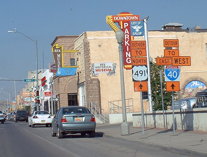 Construction zone signs in Gallup. Note the "DETUOR" sign.