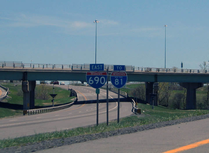 Interstate 81 trailblazer posted on Interstate 690 eastbound at Exit 6 (New York 695).