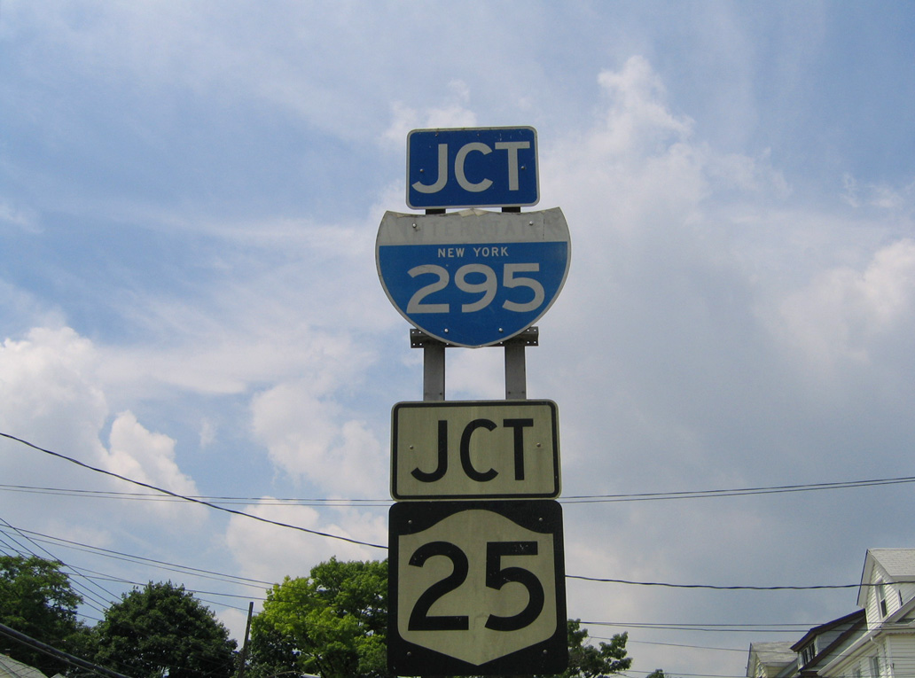 212th Street northbound approaching Interstate 295 & New York 25 (Hillside Avenue).