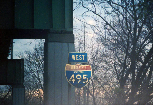 Main line shield west of Exit 18 (Maurice Avenue).