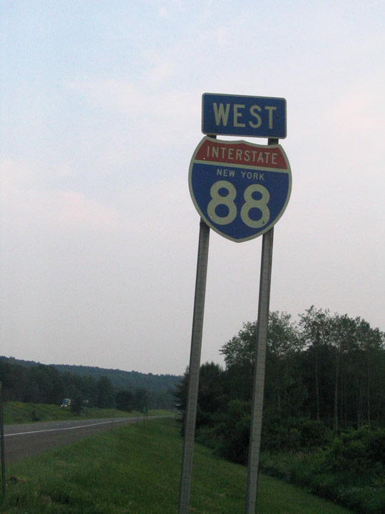 Main line reassurance marker posted on westbound between Exits 7 and 6.