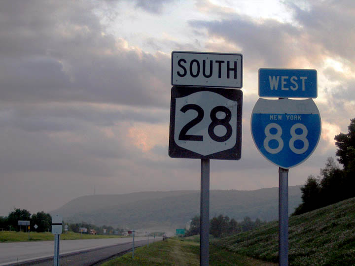 Westbound shield assembly posted with New York 28 between Exits 17 and 16.